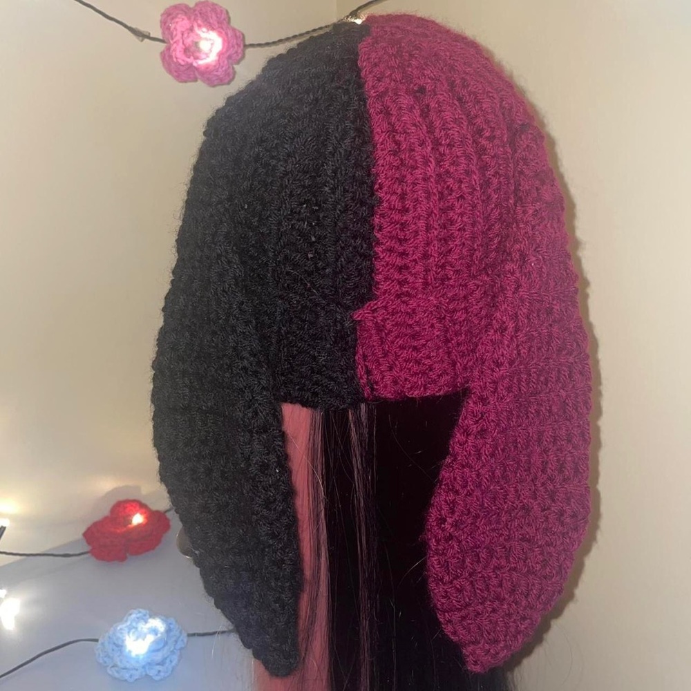 Crochet bunny ears beanie (split black and burgundy red)🖤♥️